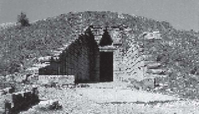 Так называемая Сокровищница Атрея в Микенах. XIV в. до н. э. (вид снаружи).