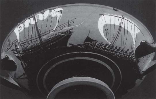 Аттическая чаша, украшенная чернофигурным изображением торгового судна, подвергшегося