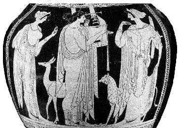 Аполлон играет на кифаре, стоя между своей матерью Латоной и сестрой Артемидой
